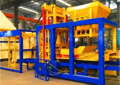 河南全自動砌塊磚機(jī)工作現(xiàn)場